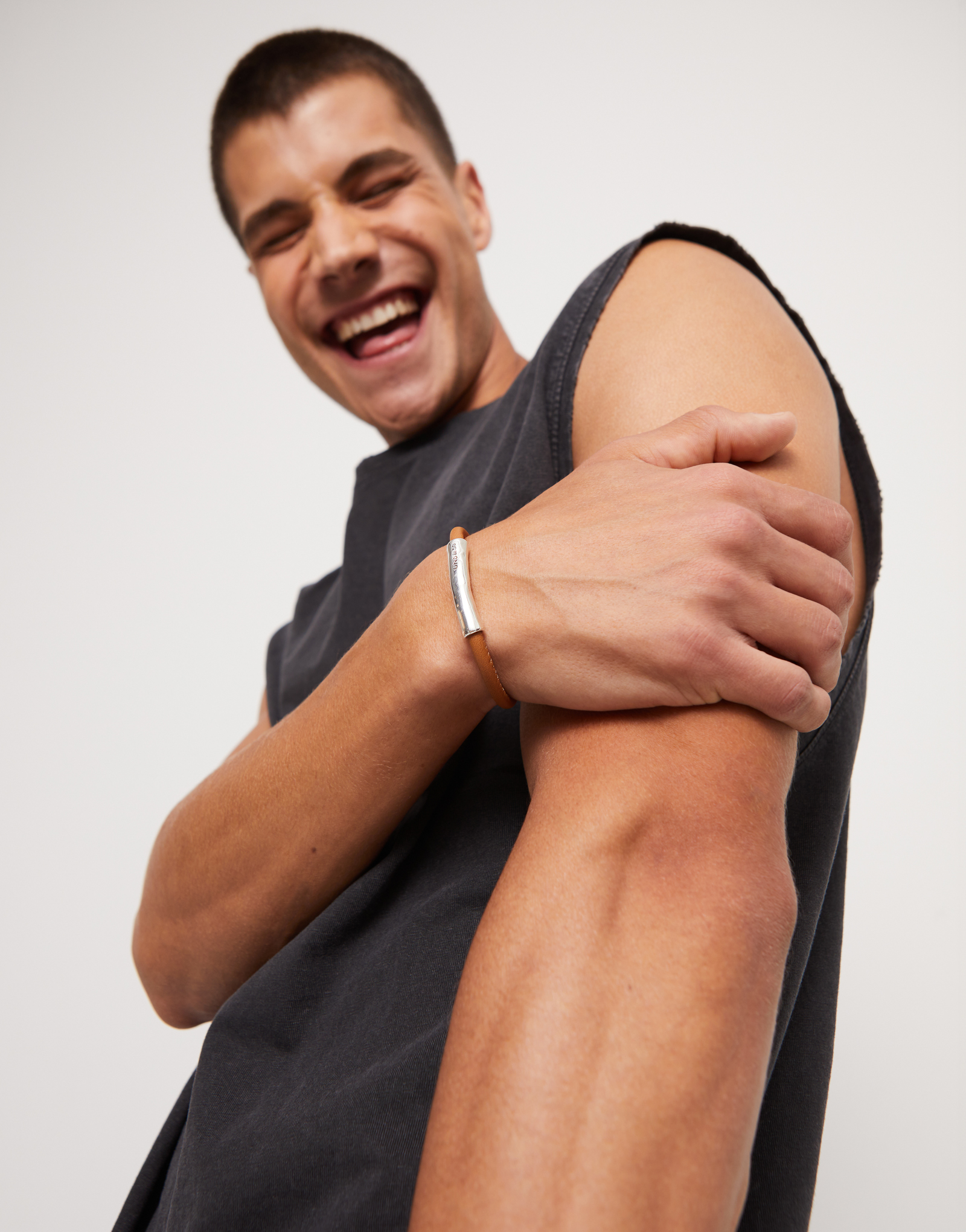 Pulsera de cuero camel con detalle central bañado en plata de ley, Plateado, large thumbnail